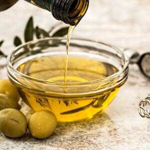 Olio della Tuscia Viterbese: Prodotto con cura e passione dalle migliori olive della regione, il nostro olio offre un gusto unico e un profumo avvolgente.