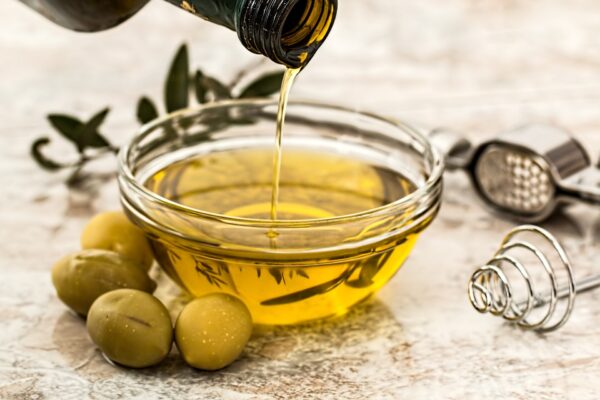 Olio della Tuscia Viterbese: Prodotto con cura e passione dalle migliori olive della regione, il nostro olio offre un gusto unico e un profumo avvolgente.
