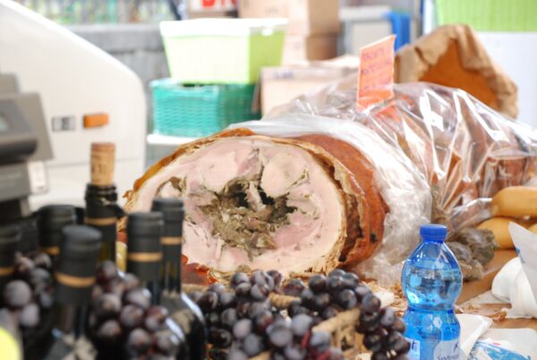 Delizia il palato con la porchetta. Vivi un'esperienza gastronomica indimenticabile, assaporando la Tuscia attraverso la sua specialità più apprezzata.